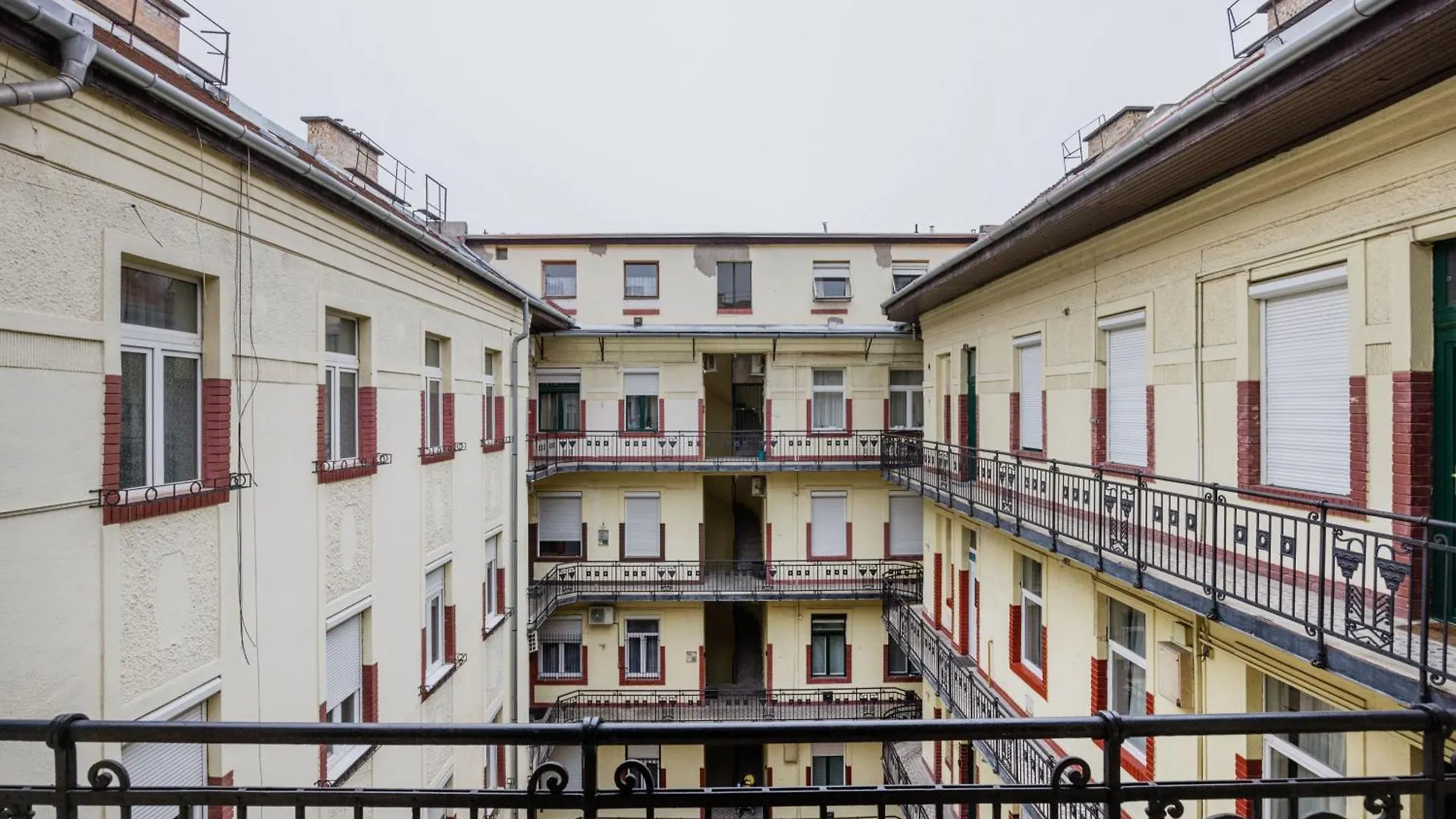 Stunning 3Brm 3Bath Julie Balcony & City Views Budapest Apartment