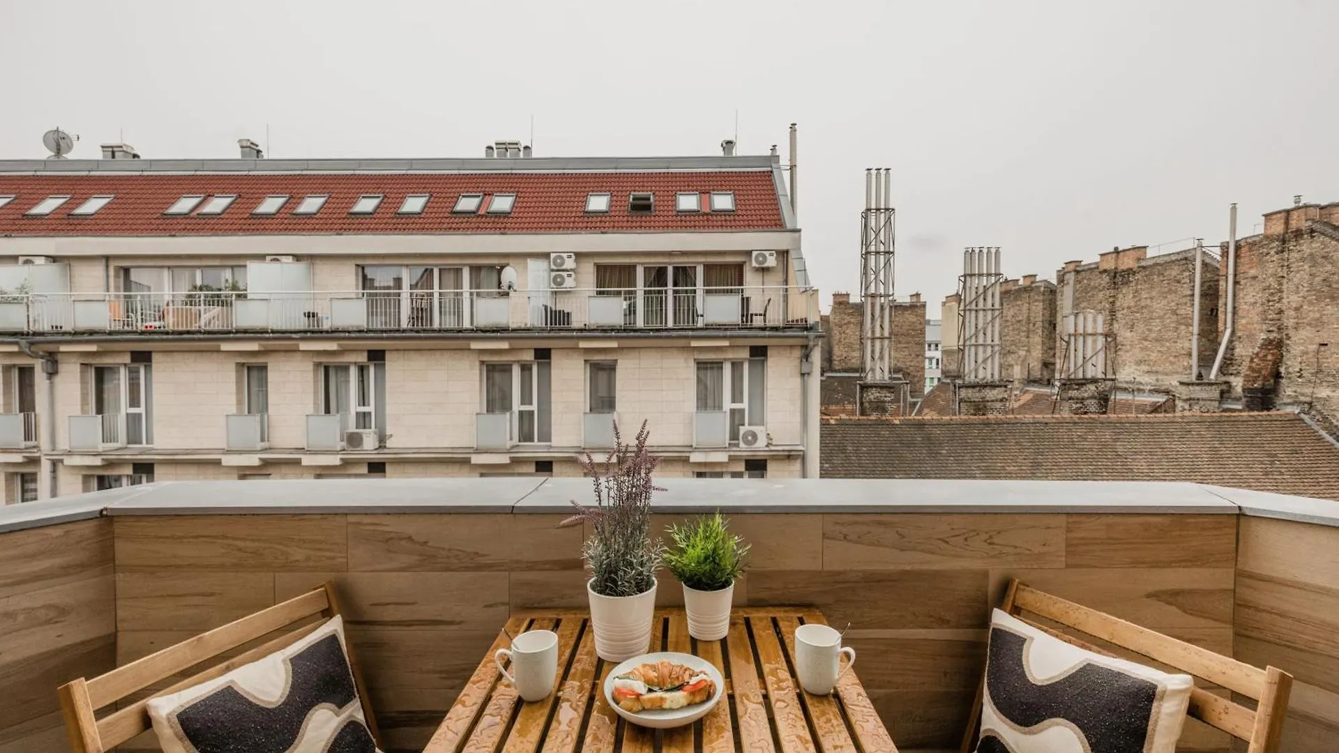 Stunning 3Brm 3Bath Julie Balcony & City Views Будапешт