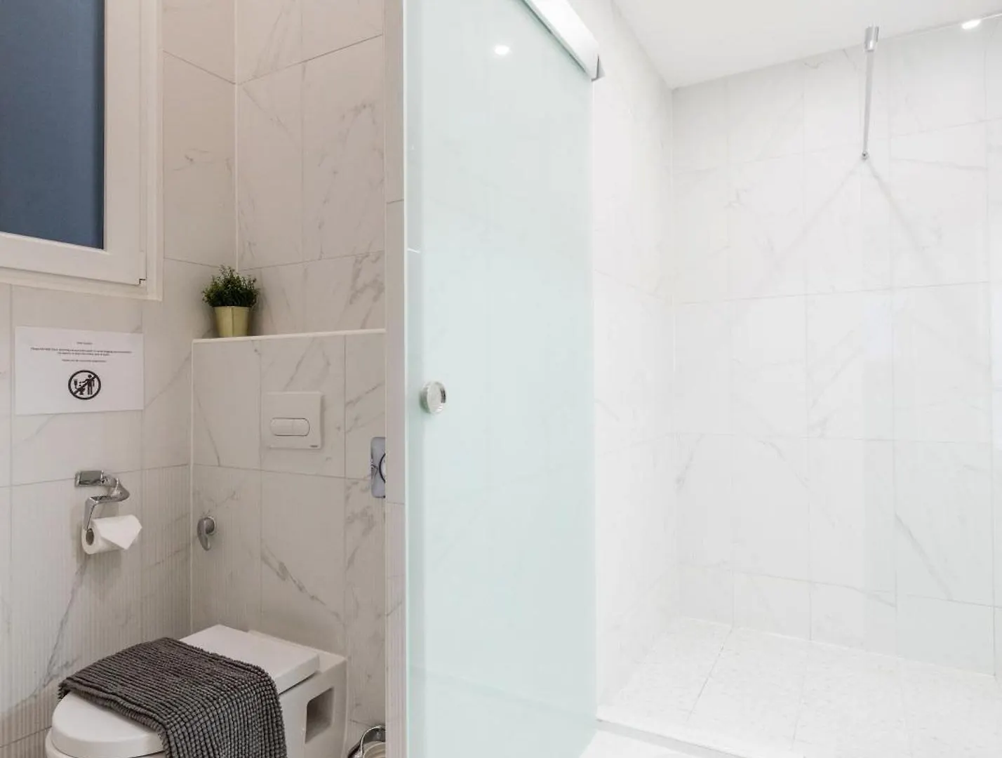 Stunning 3Brm 3Bath Julie Balcony & City Views Budapest Hungary