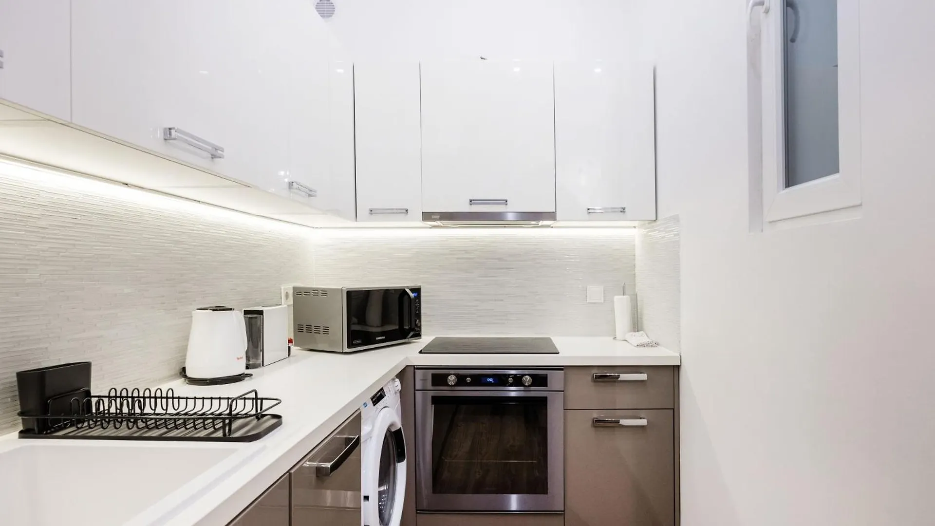 Stunning 3Brm 3Bath Julie Balcony & City Views Budapest Apartment
