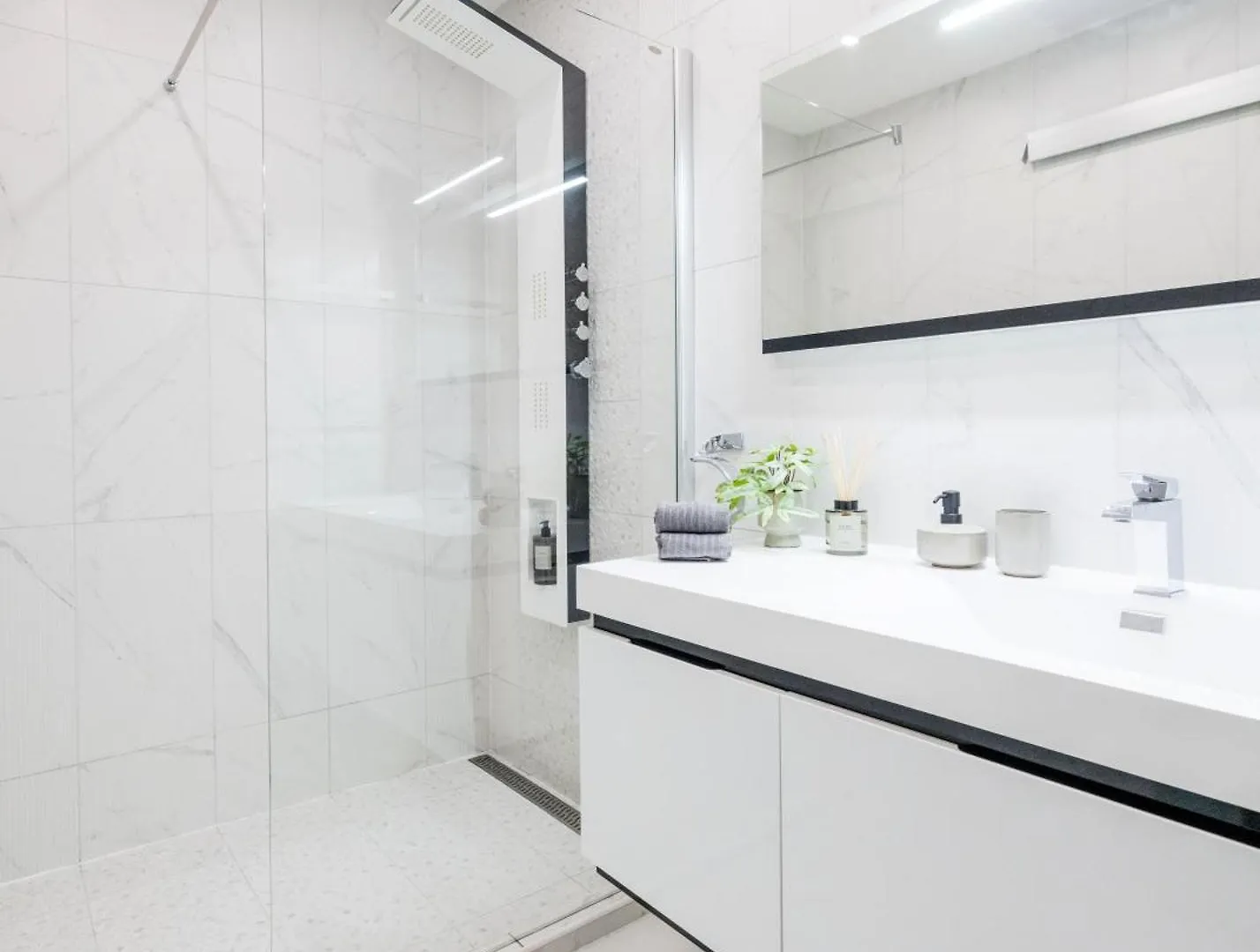 Stunning 3Brm 3Bath Julie Balcony & City Views Budapest