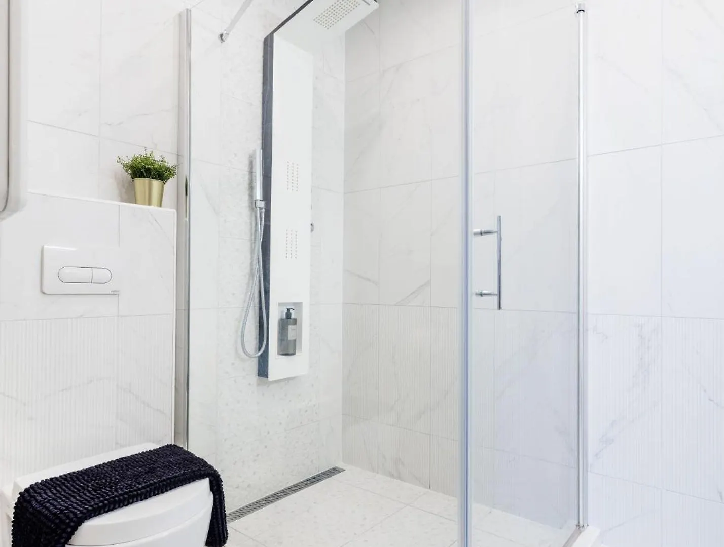 Stunning 3Brm 3Bath Julie Balcony & City Views Budapest Apartment